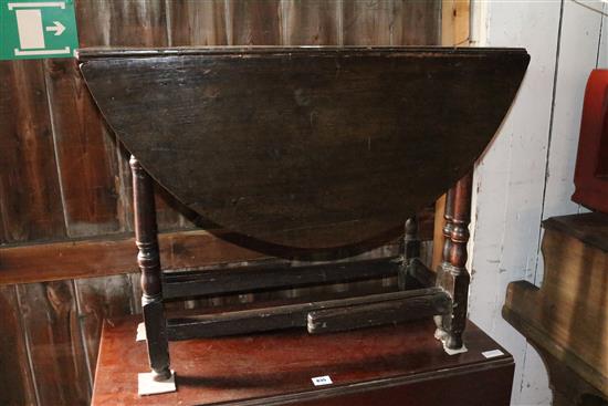 Oak oval gateleg table, on baluster and block supports with stretchers(-)
